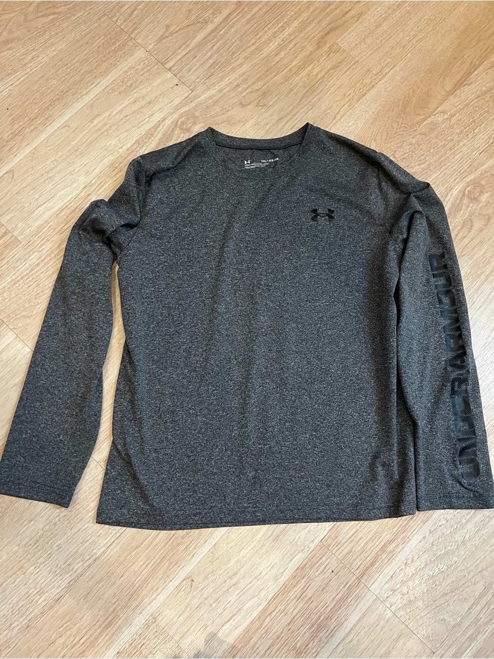 Under Armour Kids’ size XL, Long Sleeve Charcoal Heather Performance Tee